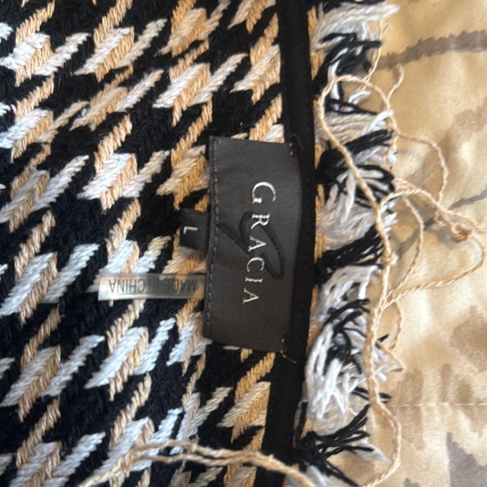 Gracia Black and White Boxy Button Down Shirt - Picture 6 of 6